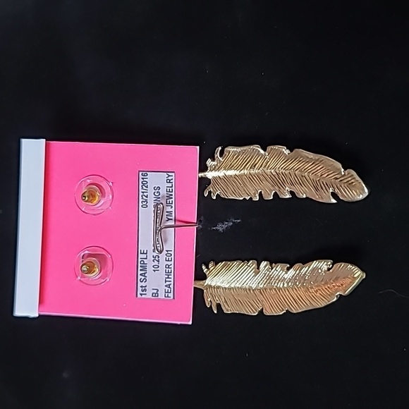 New! 1st Sample! BETSEY JOHNSON Drama Collection Feather Dangle Earrings. - Picture 8 of 8